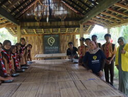Tim Pengabdian Masyarakat Kampus UI Lakukan Kegiatan Pengembangan Pesinauan Sekolah Ekobudaya Osing di Sawah Art Space Banyuwangi